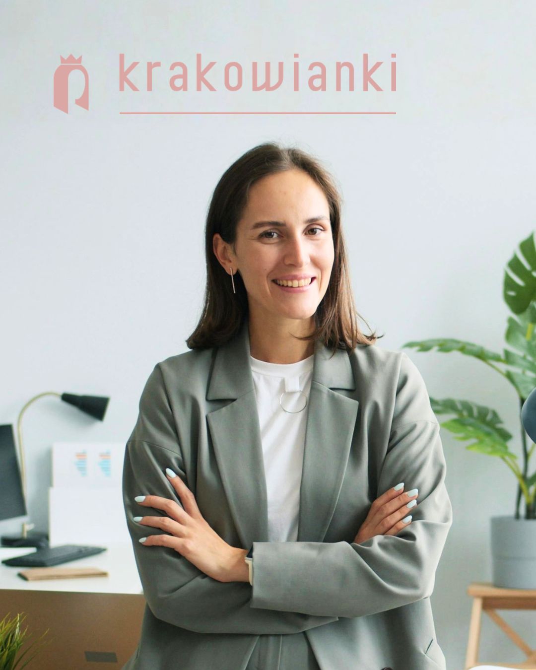 Obrazek Przedsiębiorcze Krakowianki. Kobieta stojąca przy biurku